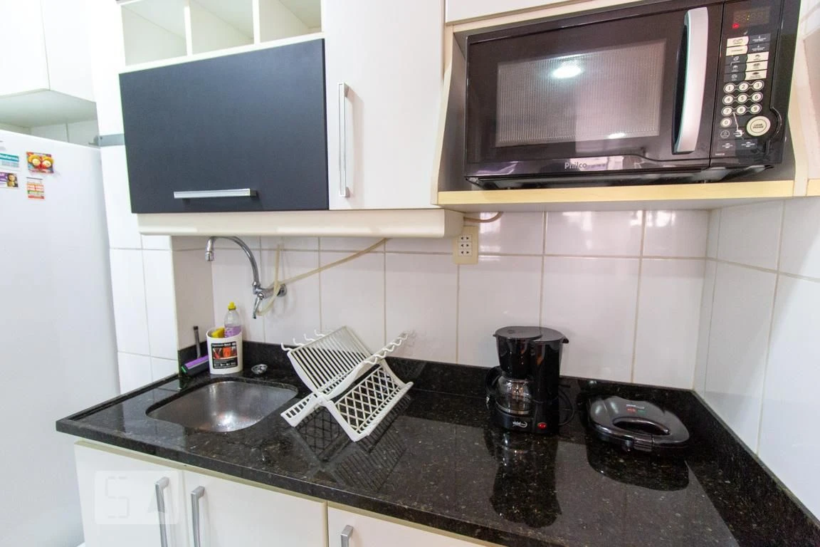 Furnished 1-bedroom apartment with a laundry area — photo 11
