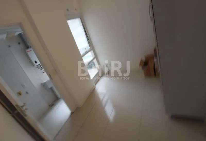 3-bedroom apartment in a building with a pool — photo 21