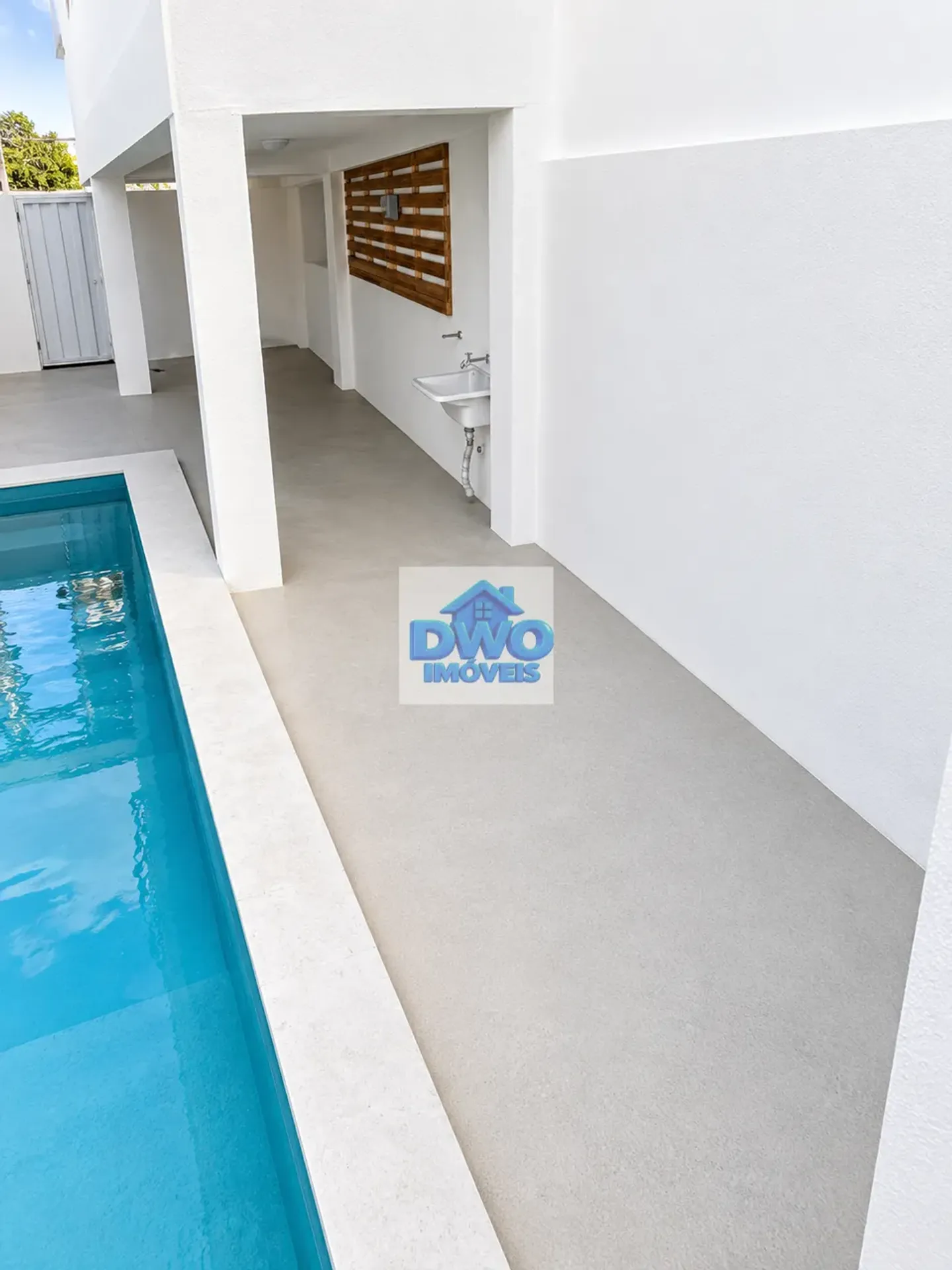 House, 200 m², with a glass-enclosed balcony — photo 24