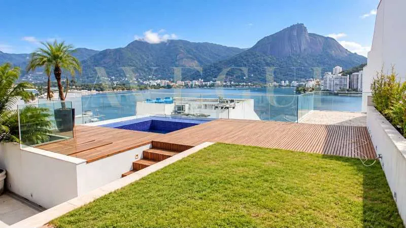 3-bedroom apartment in a building with a pool — photo 3