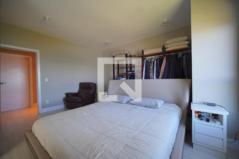 Apartment with 3 en-suite bedrooms and private yard — photo 10