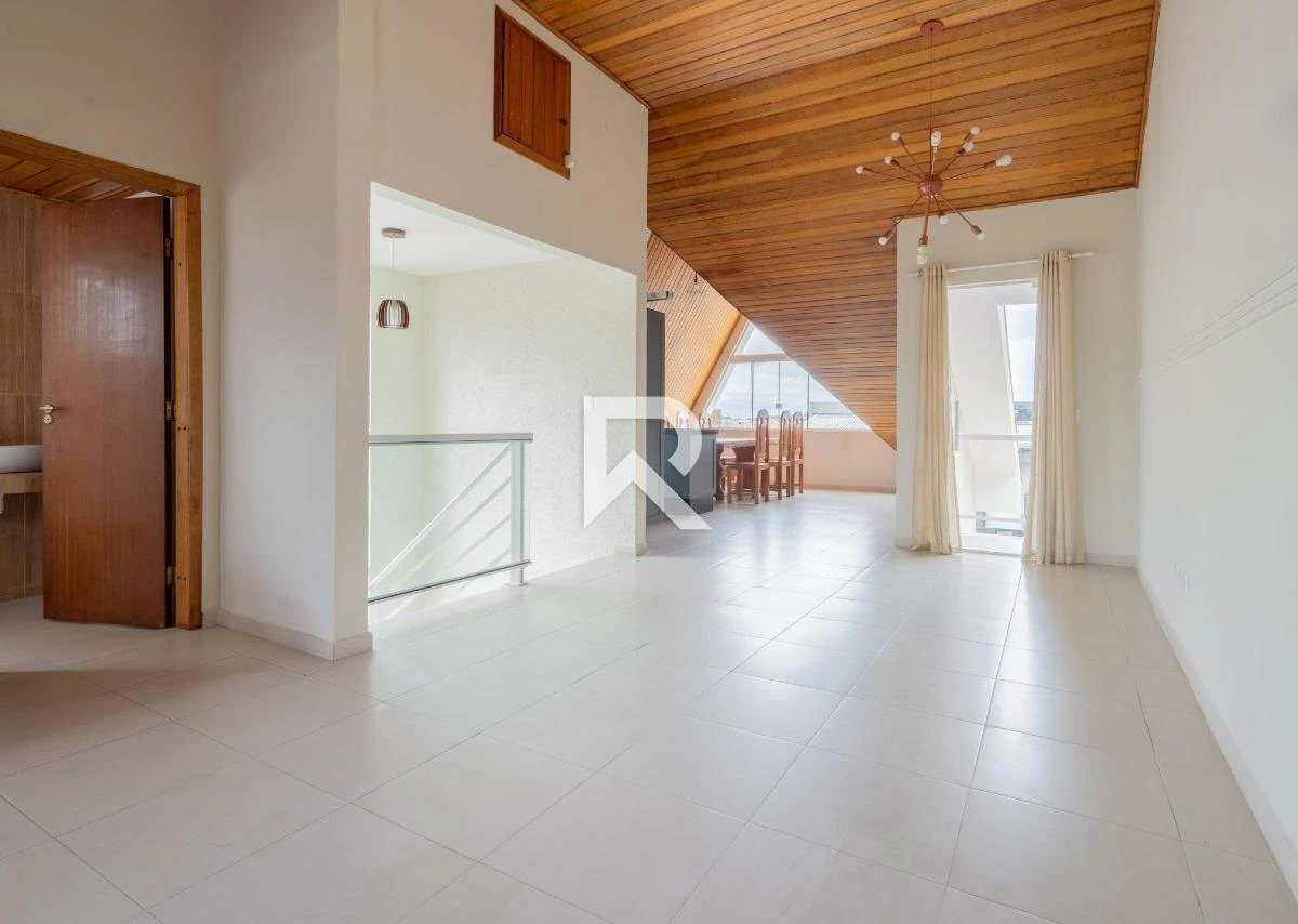 250 m² house with a walk-in closet and a bathtub — photo 25