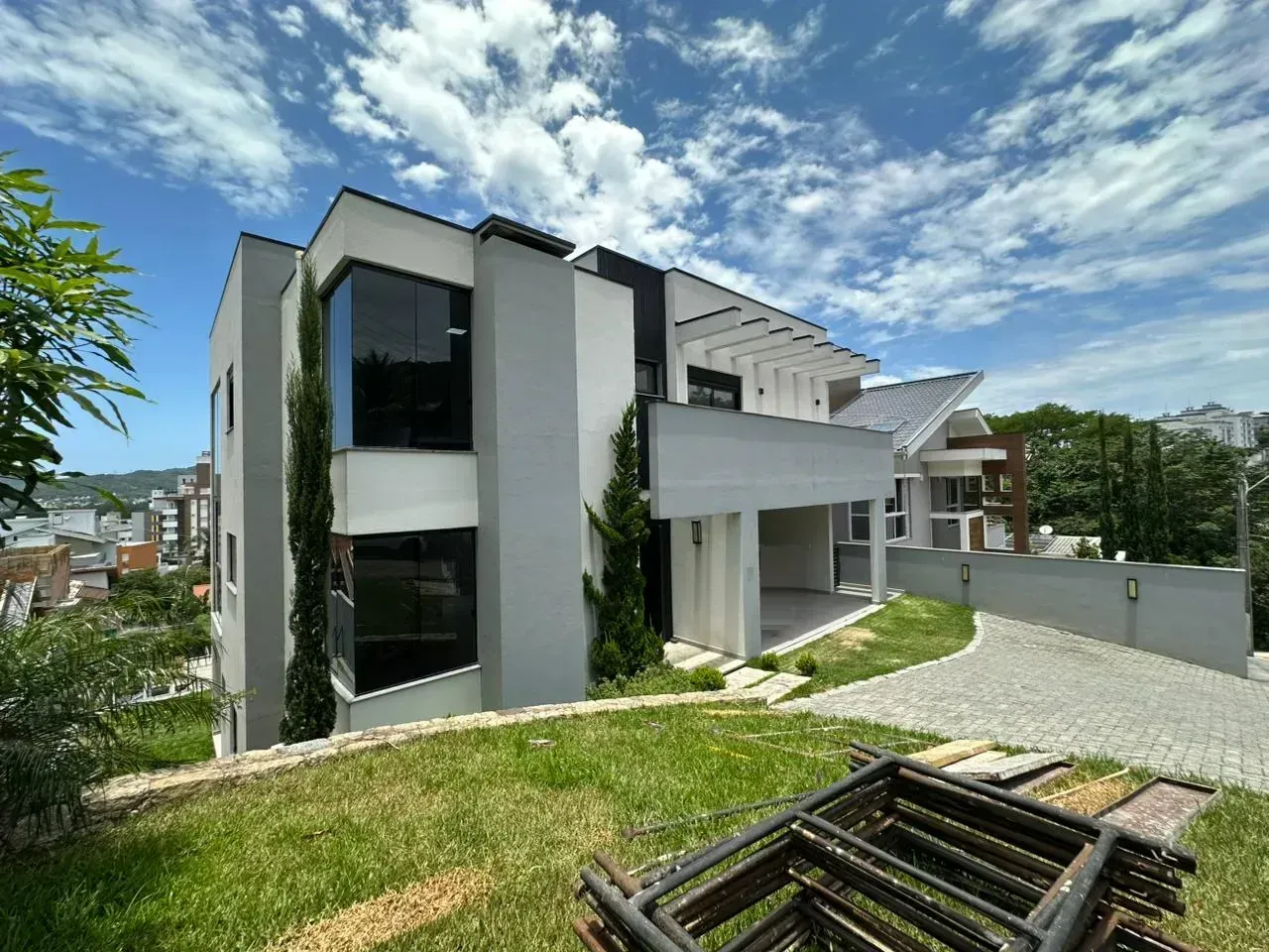 Furnished house with 5 bedrooms and 3 en-suite