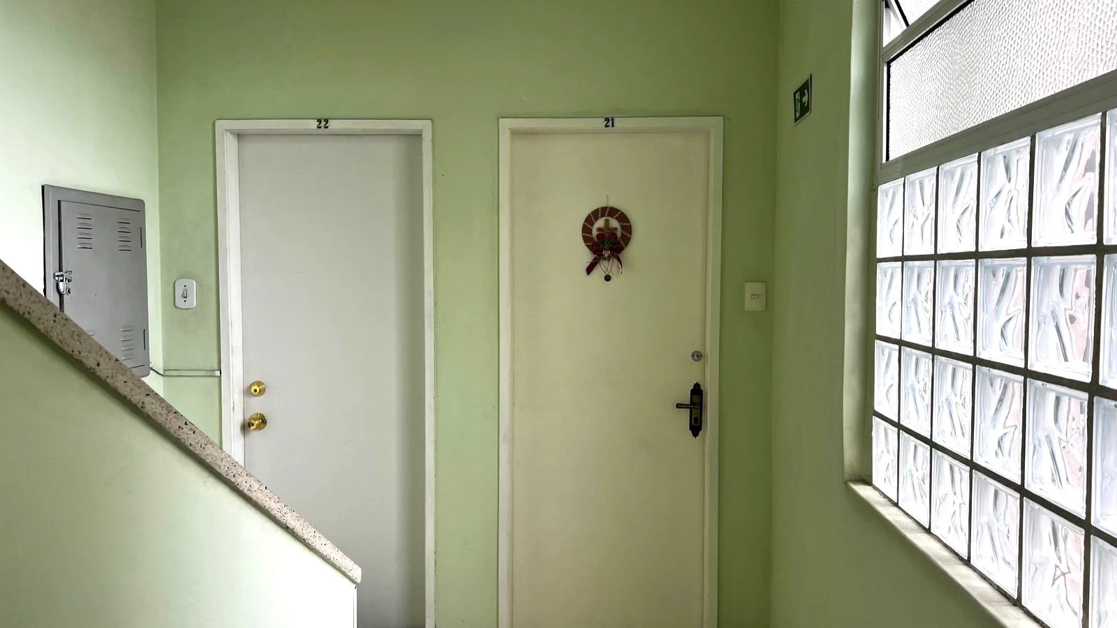 3-bedroom apartment with wood or laminate floors in Curitiba — photo 22
