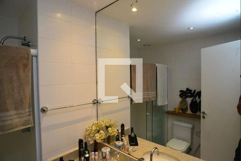 298 m² rental apartment with 4 en-suite bedrooms and balcony — photo 35