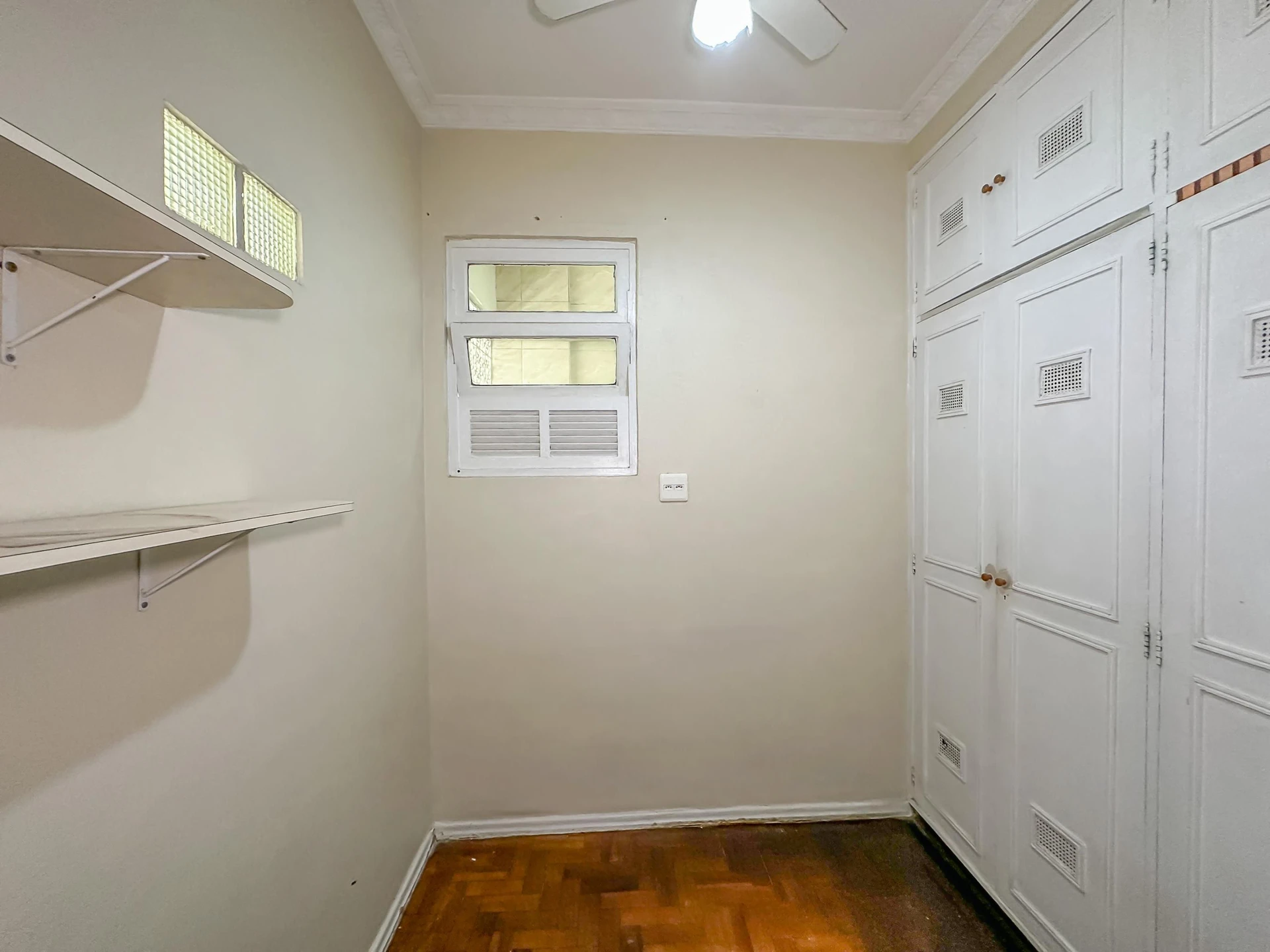 Wood or laminate floors in a one-bedroom apartment, 62 m² — photo 21