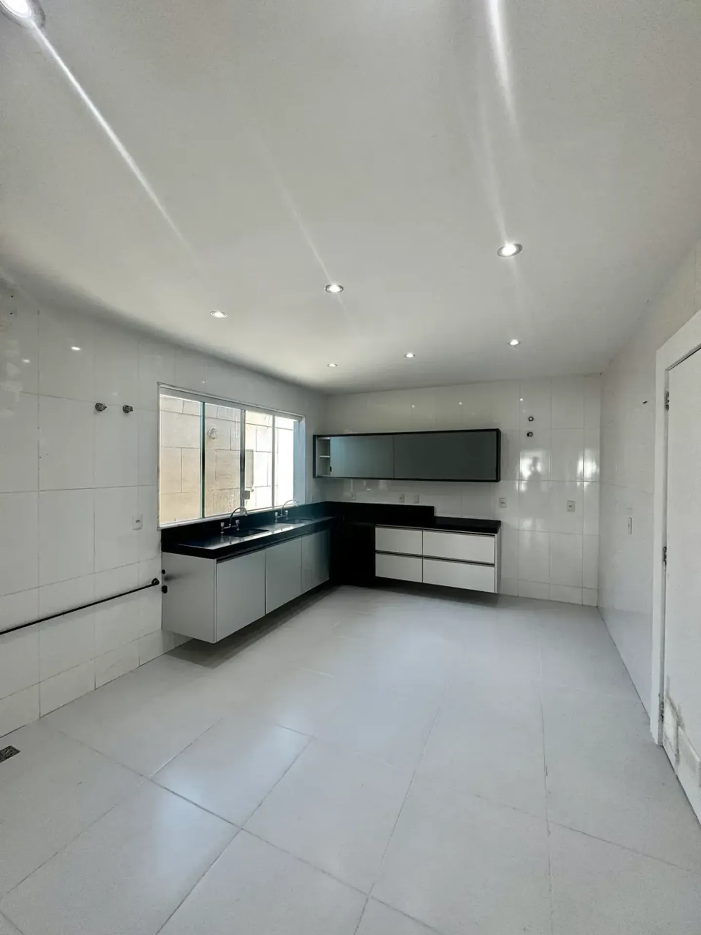 Unfurnished house with 5 bedrooms and 5 bathrooms — photo 27