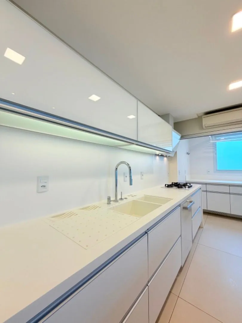140 m² apartment with 3 bedrooms and a closed balcony — photo 34