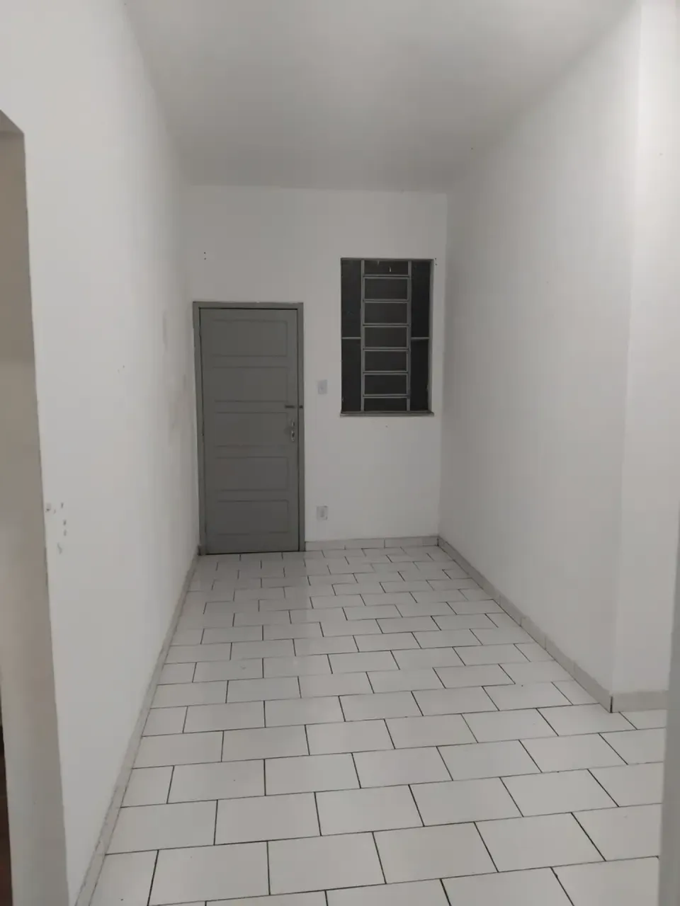 2-bedroom apartment with wood floors in the living room — photo 4