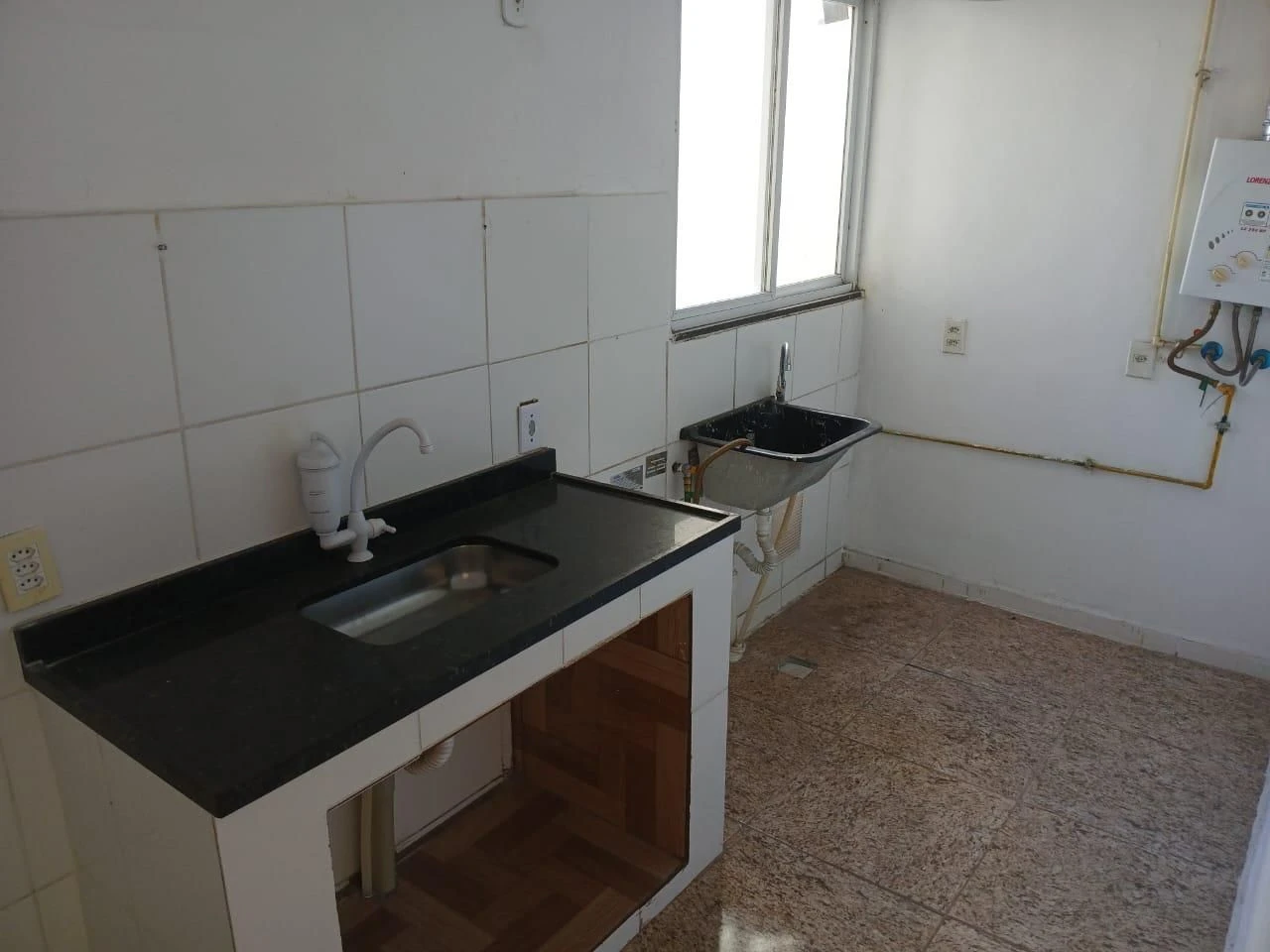 Unfurnished 2-bedroom apartment with a glass shower