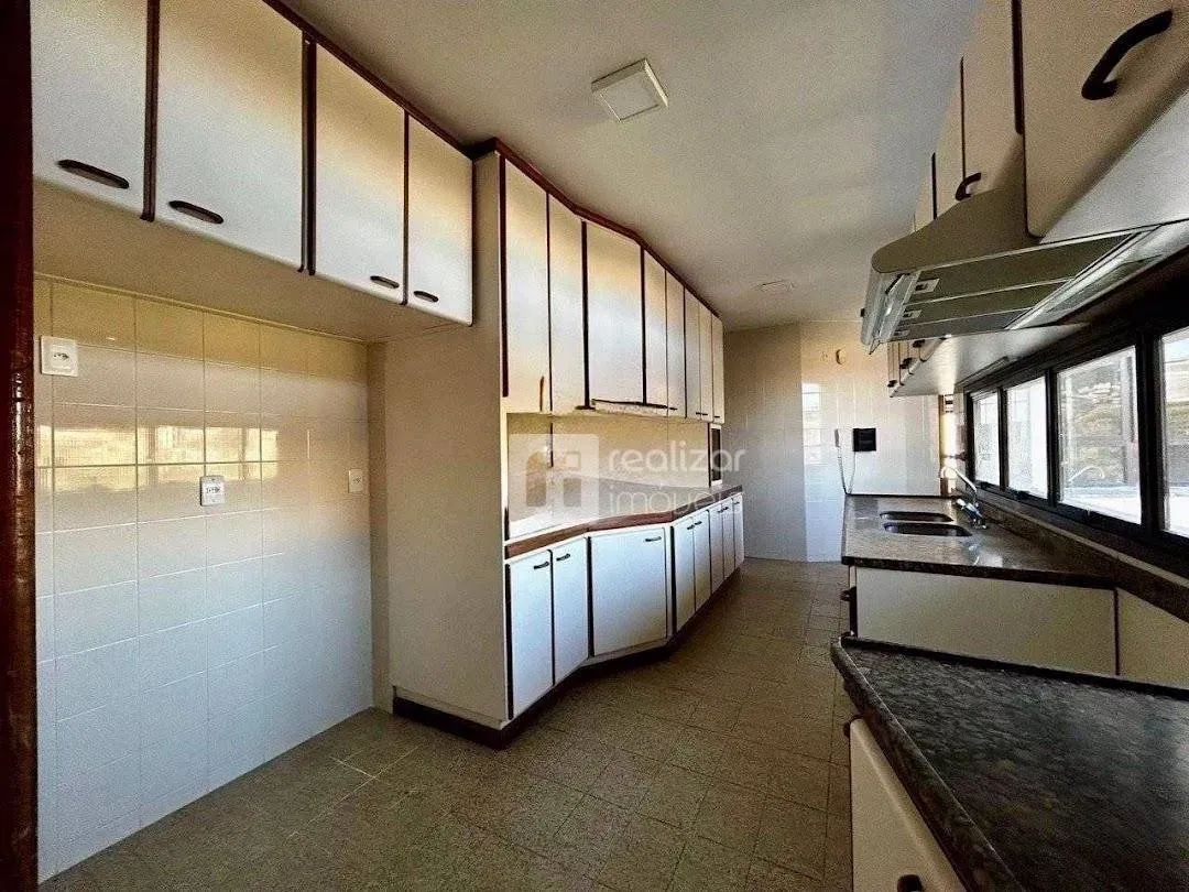 4-bedroom apartment with 3 en-suite baths and 303 m² — photo 2