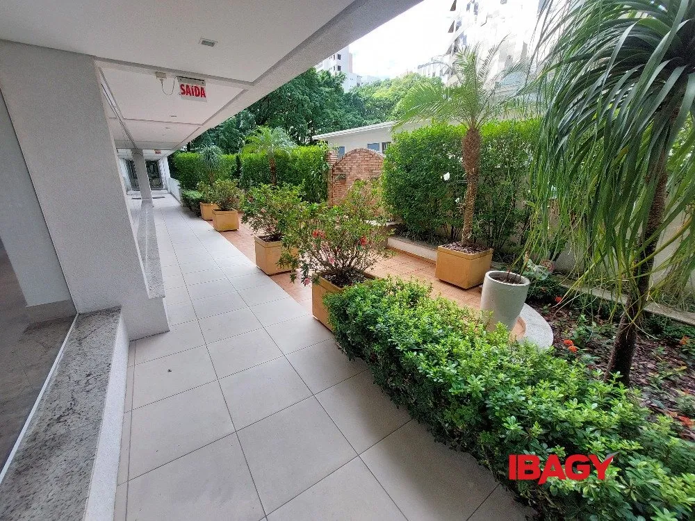 4-bedroom apartment in a building with a pool — photo 5