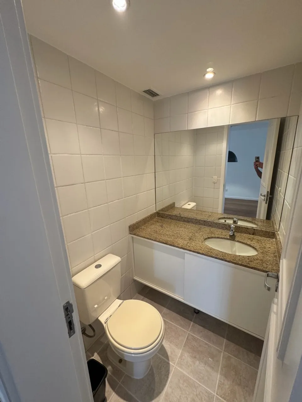 3-bedroom apartment in a building with a gym — photo 17