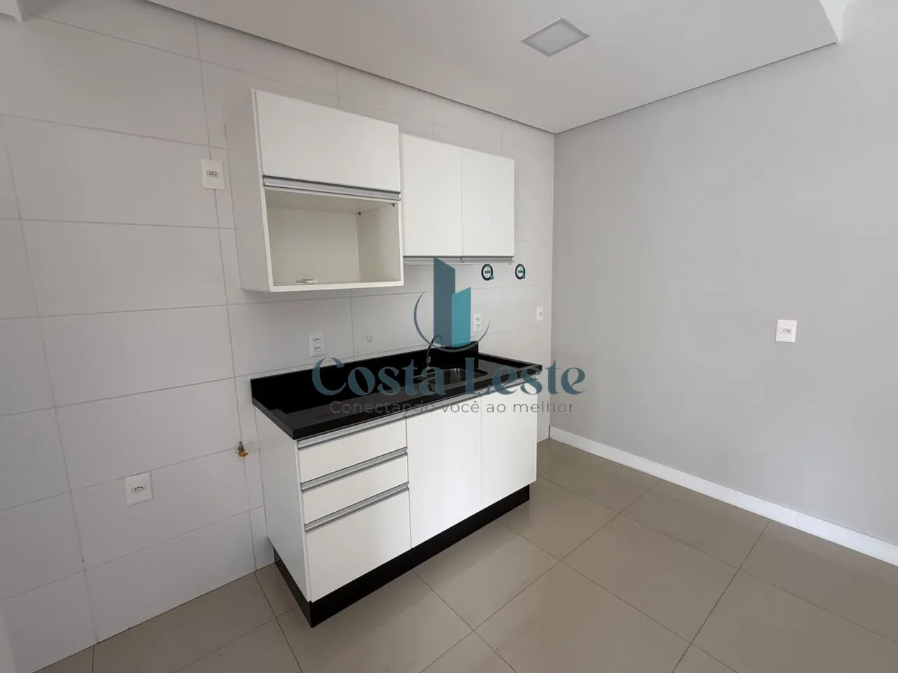 Balcony with a grill in a 2-bedroom apartment, 75 m² — photo 3