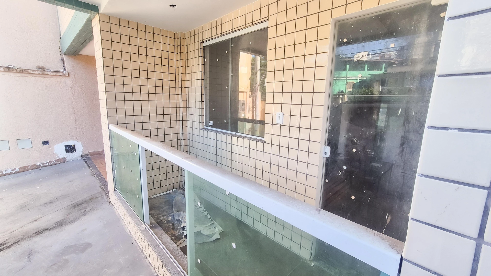 Apartamento com 2 quartos e box de vidro no banheiro — photo 2