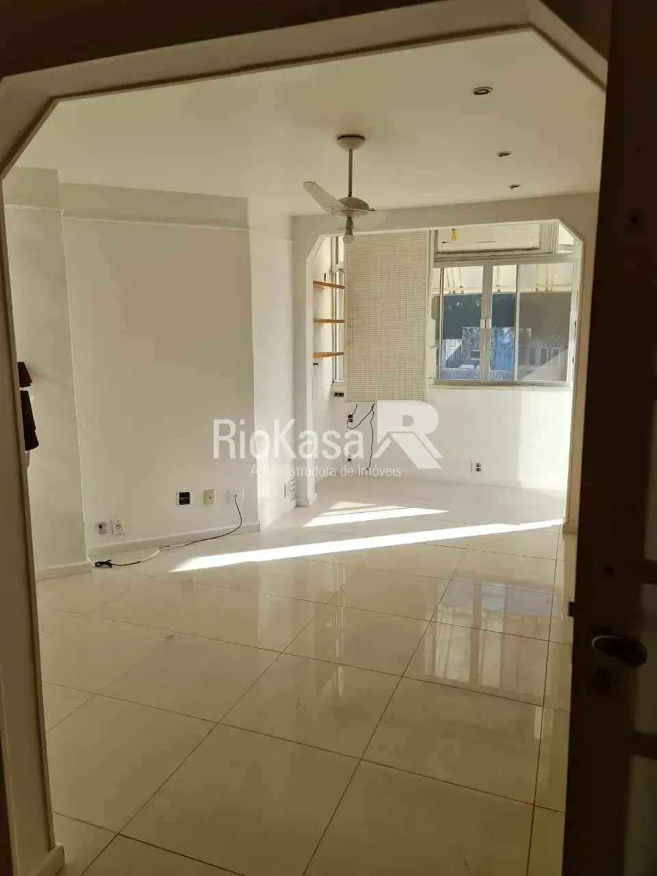 4-bedroom apartment in a building with a pool — photo 12