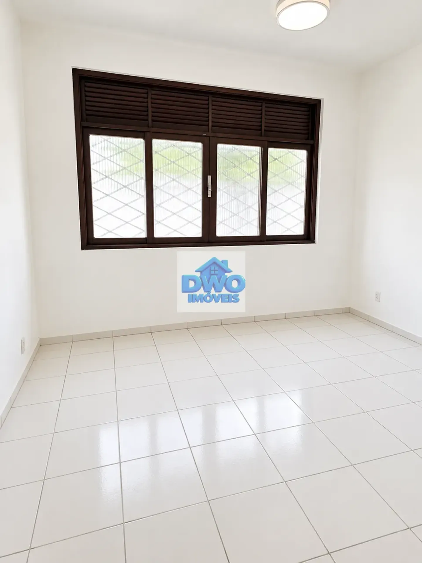 House, 200 m², with a glass-enclosed balcony — photo 26
