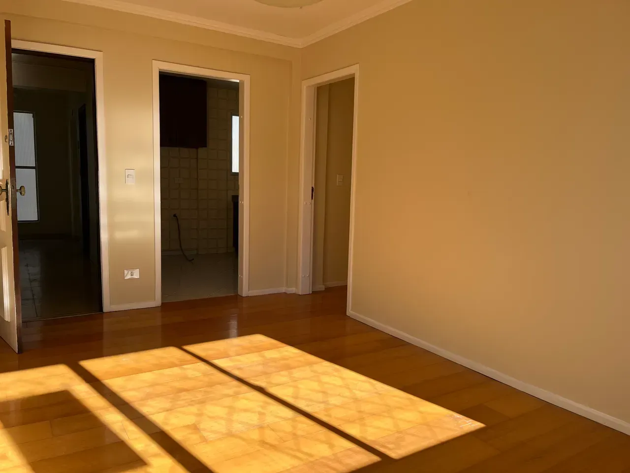 Unfurnished 2-bedroom apartment with parking space — photo 2