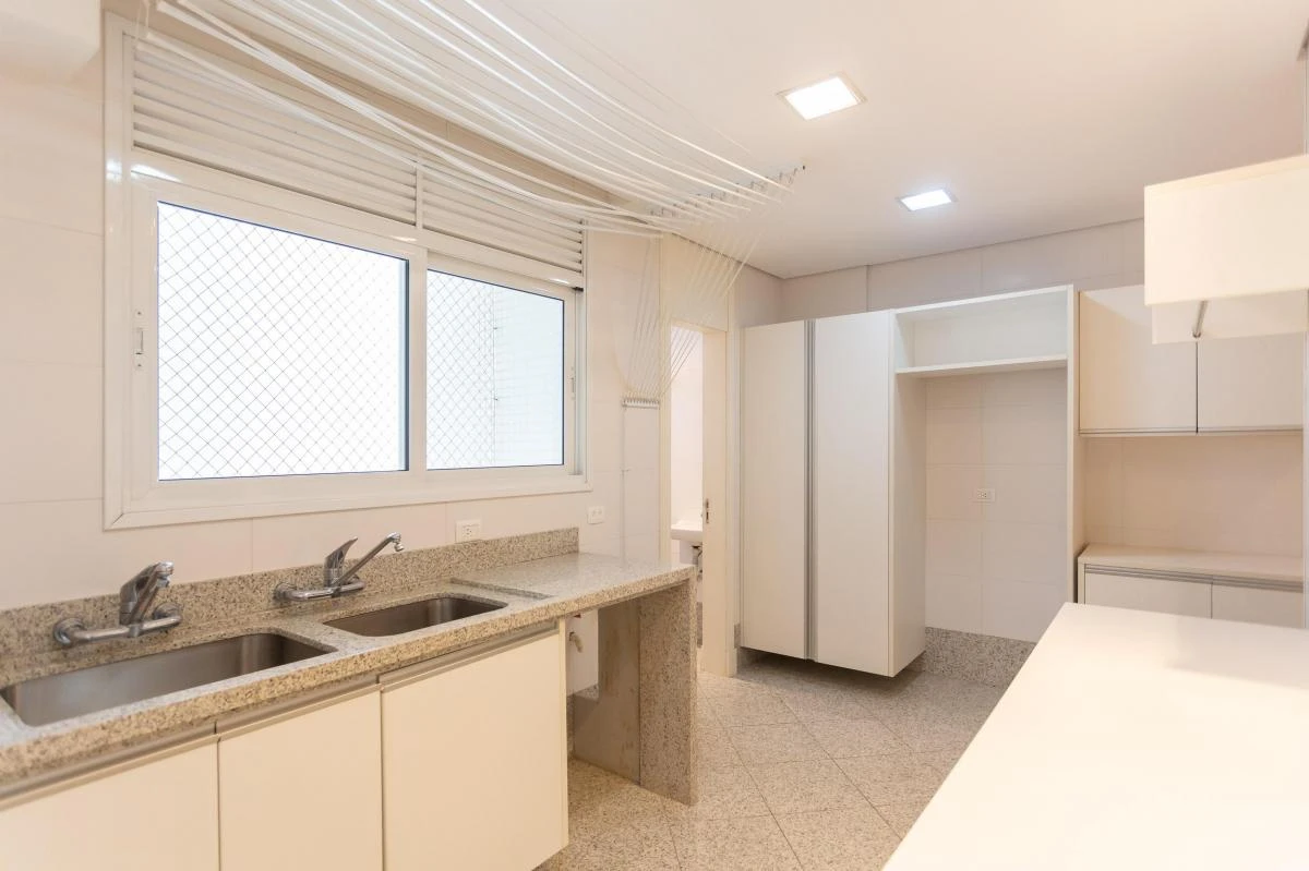 Glass-enclosed balcony in a 3-bedroom apartment, 297 m² — photo 36