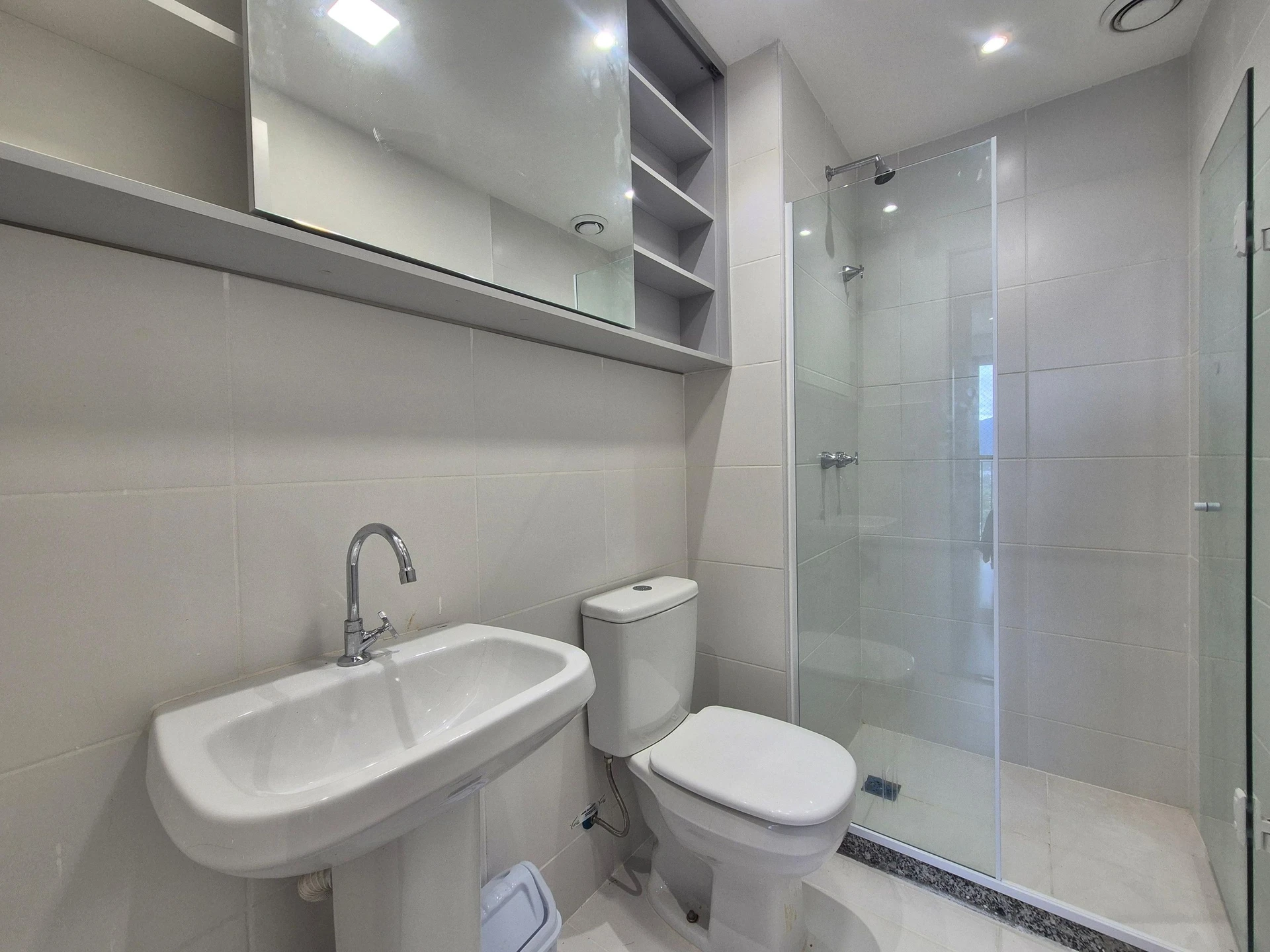 Furnished 2-bedroom apartment with enclosed balcony — photo 42
