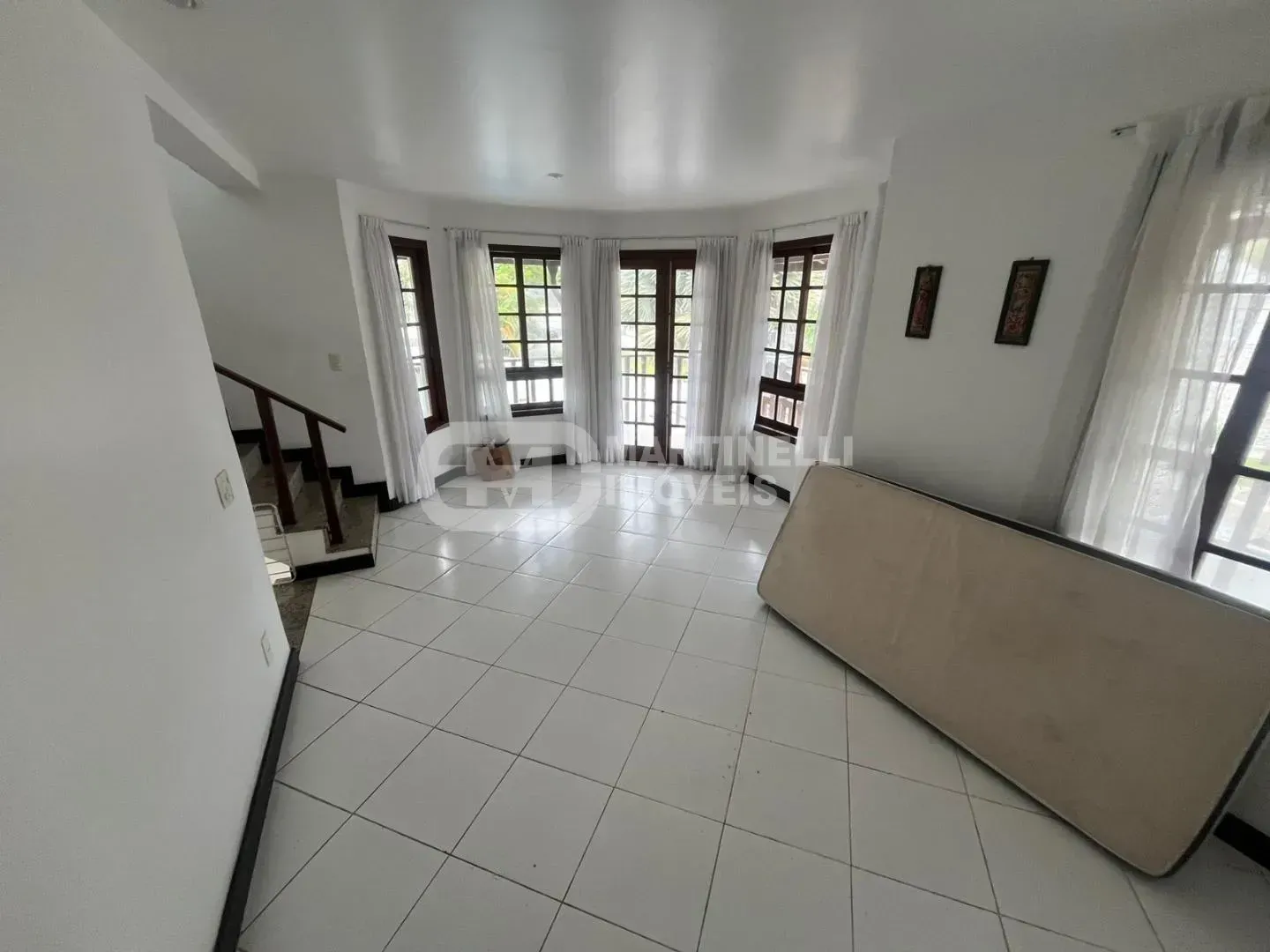House with 5 bedrooms, all suites, plus shared pool — photo 24