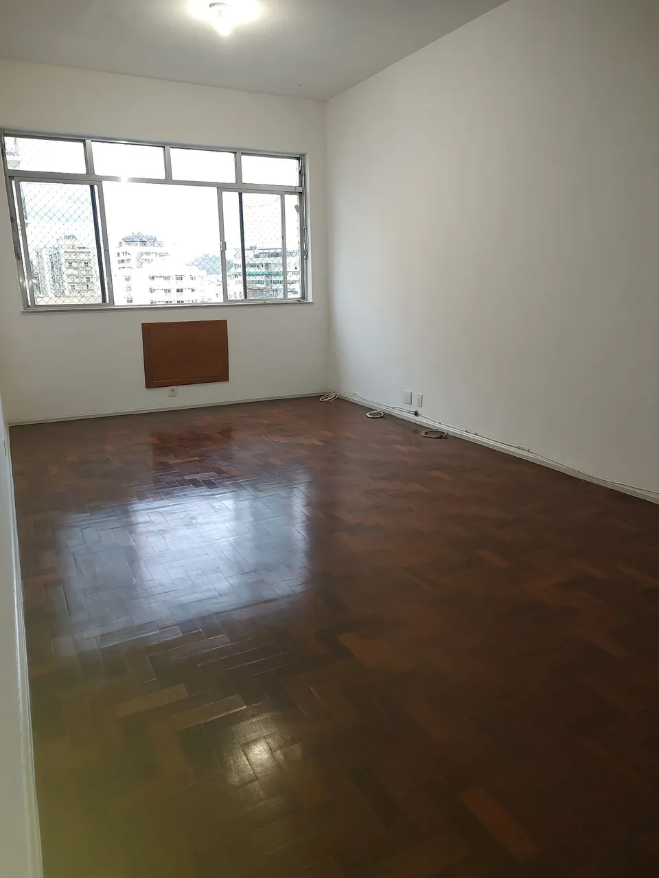 Apartamento de 2 quartos com piso de madeira ou laminado — photo 2
