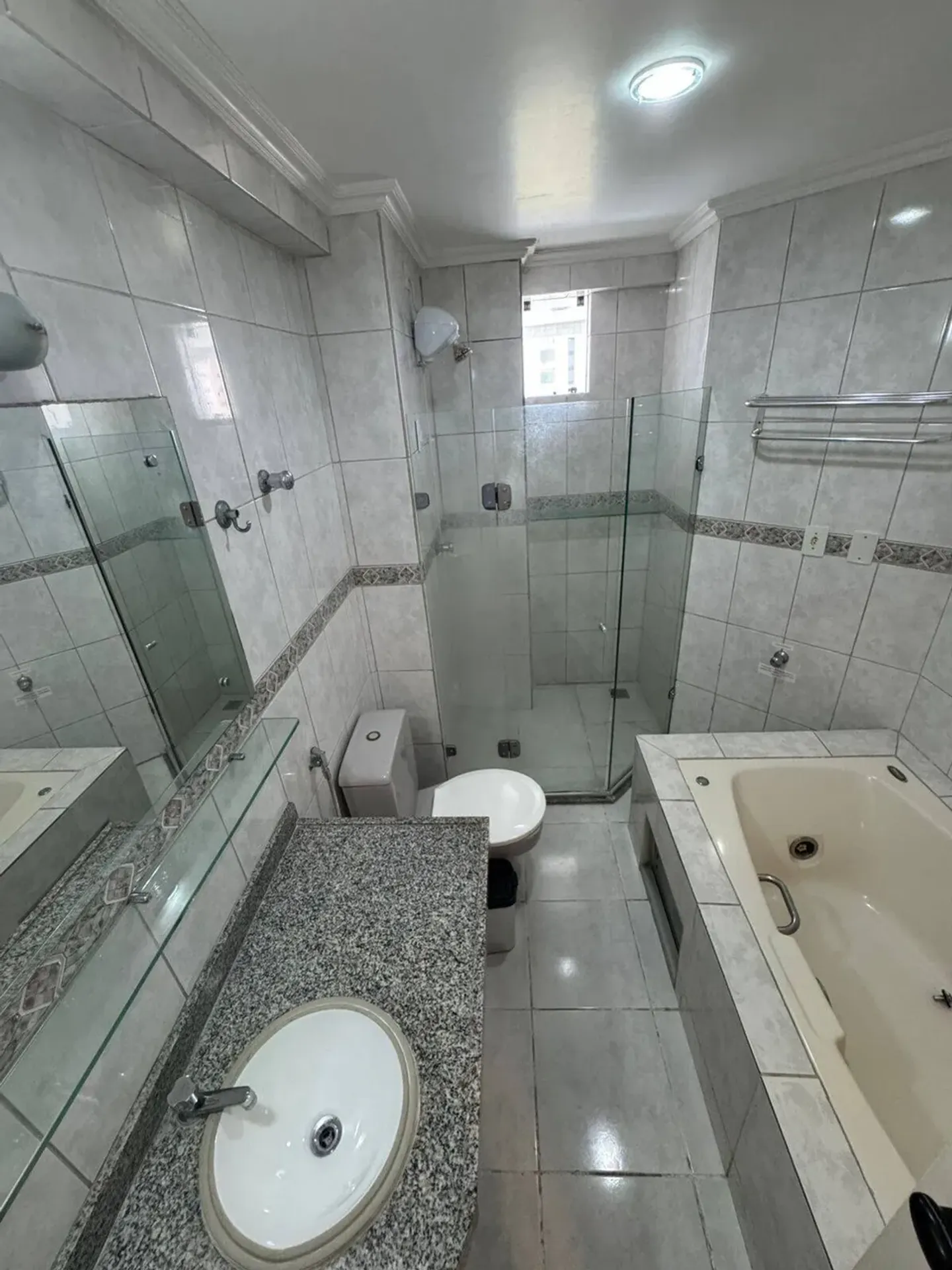 4-bedroom apartment in a building with a pool — photo 16