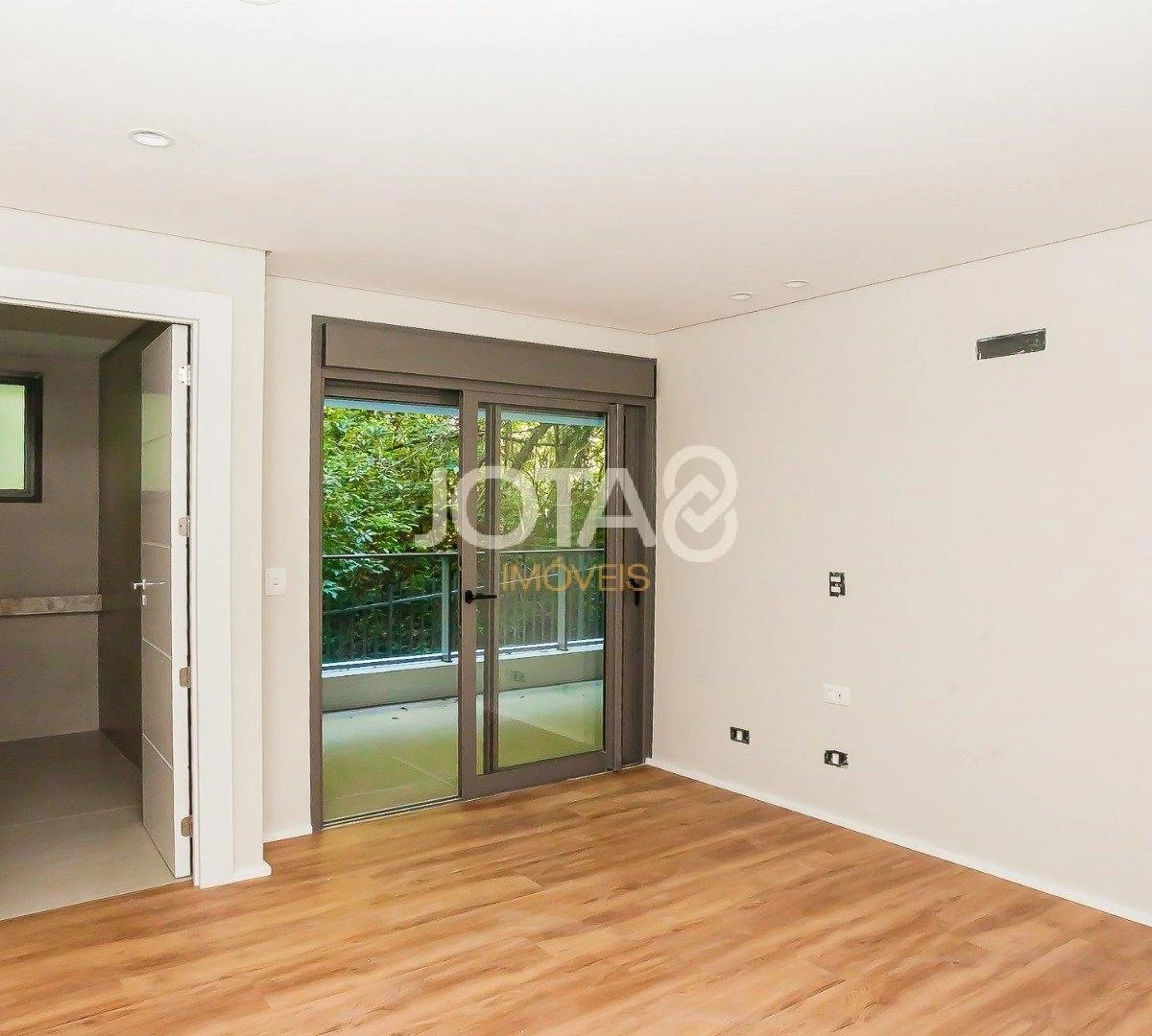 Balcony with a grill in a 3-bedroom apartment, 143 m² — photo 8