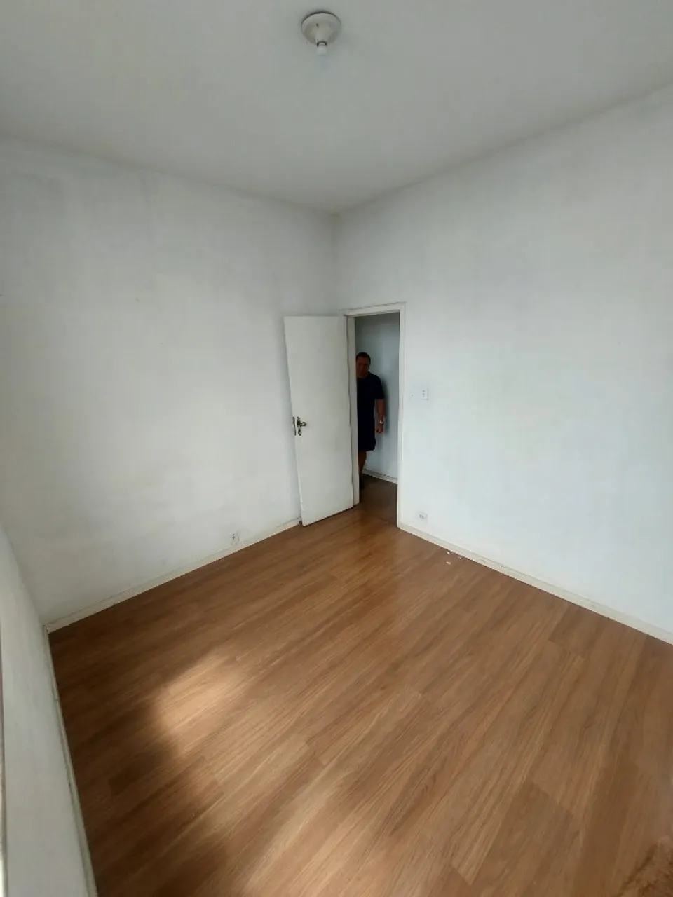 Apartamento de 2 quartos com piso de madeira ou laminado — photo 9