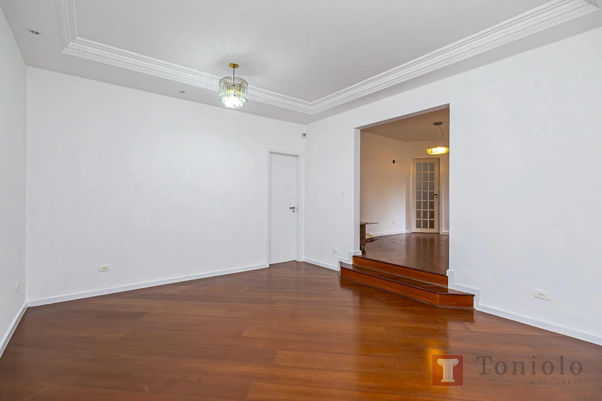 380 m² house with a bathtub and a walk-in closet
