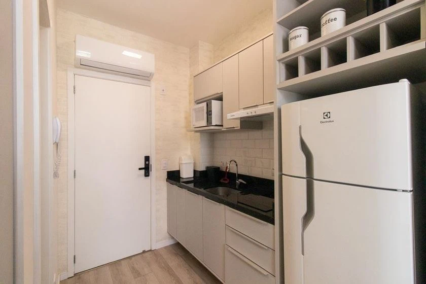 Estudio amueblado con 1 dormitorio y cocina compacta — photo 2