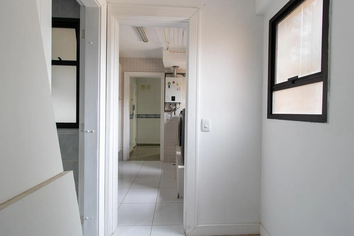 3-bedroom apartment with a bathtub in Curitiba — photo 54