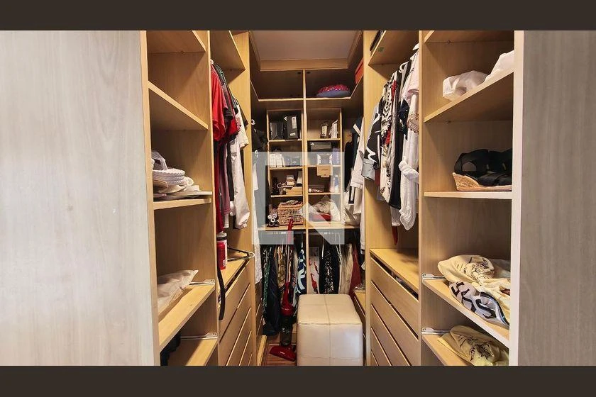 290 m² house with a bathtub and a walk-in closet — photo 18