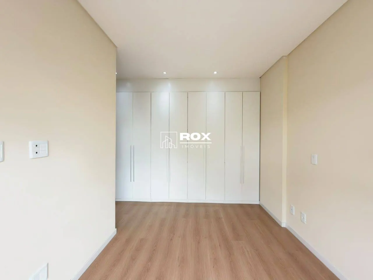 Glass-enclosed balcony in a 3-bedroom apartment, 105 m² — photo 15