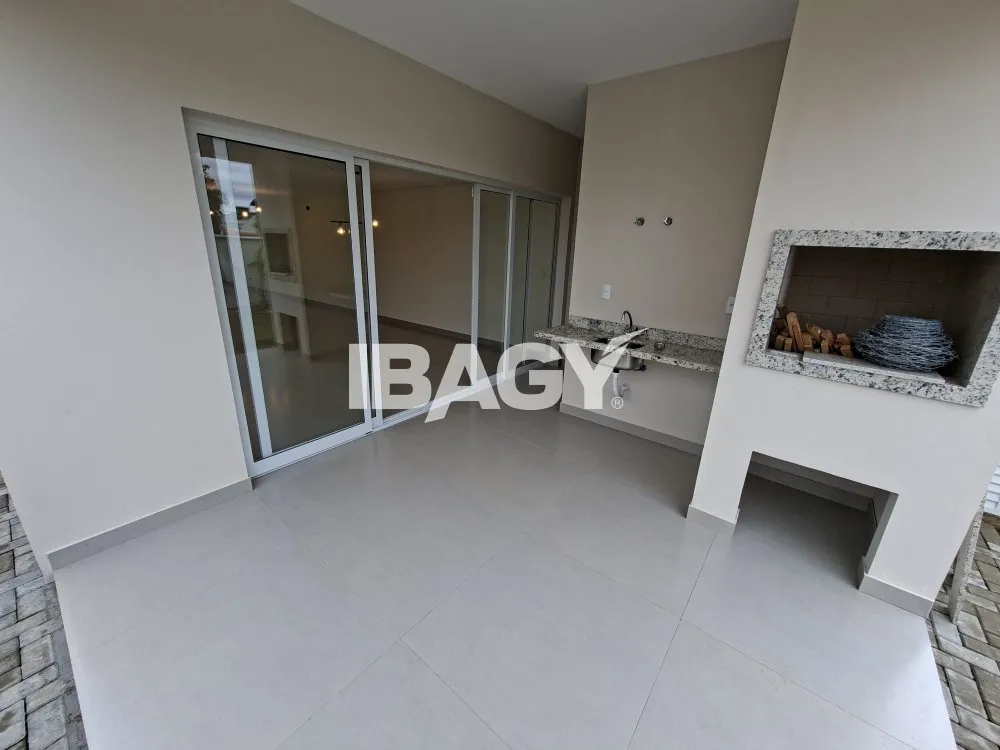 House with 3 en-suite bedrooms and 2 parking spots — photo 4