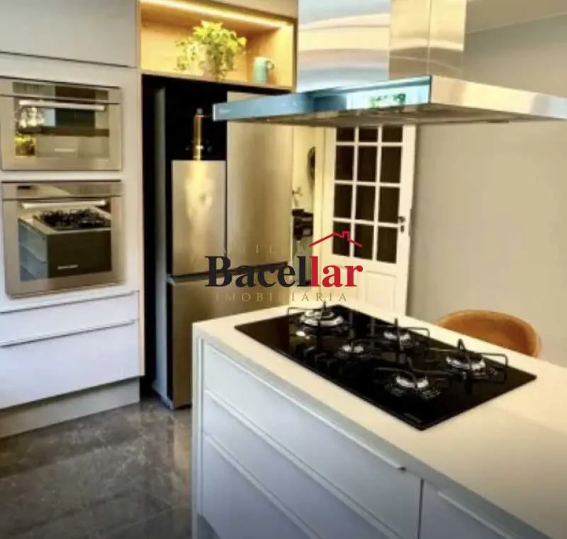 Floor-to-ceiling windows in a 5-bedroom house, 768 m² — photo 4