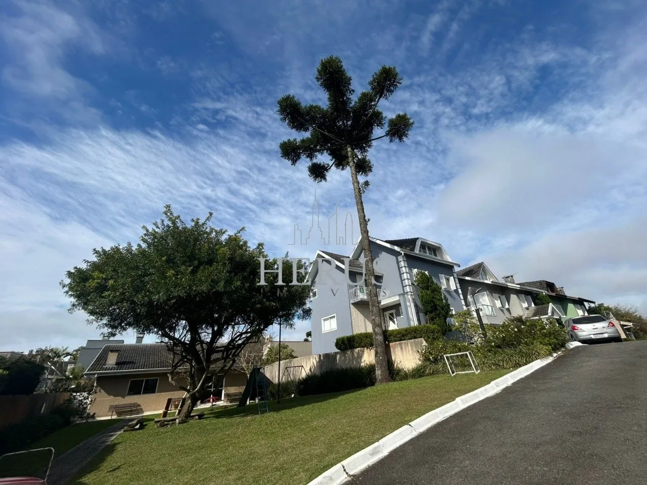 House with 4 bedrooms and 3 en-suite baths, 325 m² — photo 6