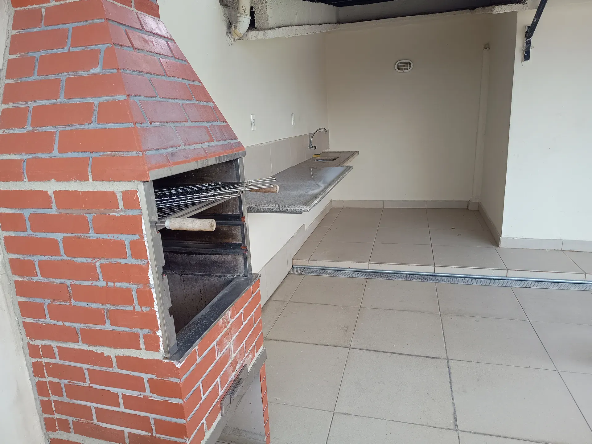 Balcony with a grill in a one-bedroom apartment, 30 m² — photo 12