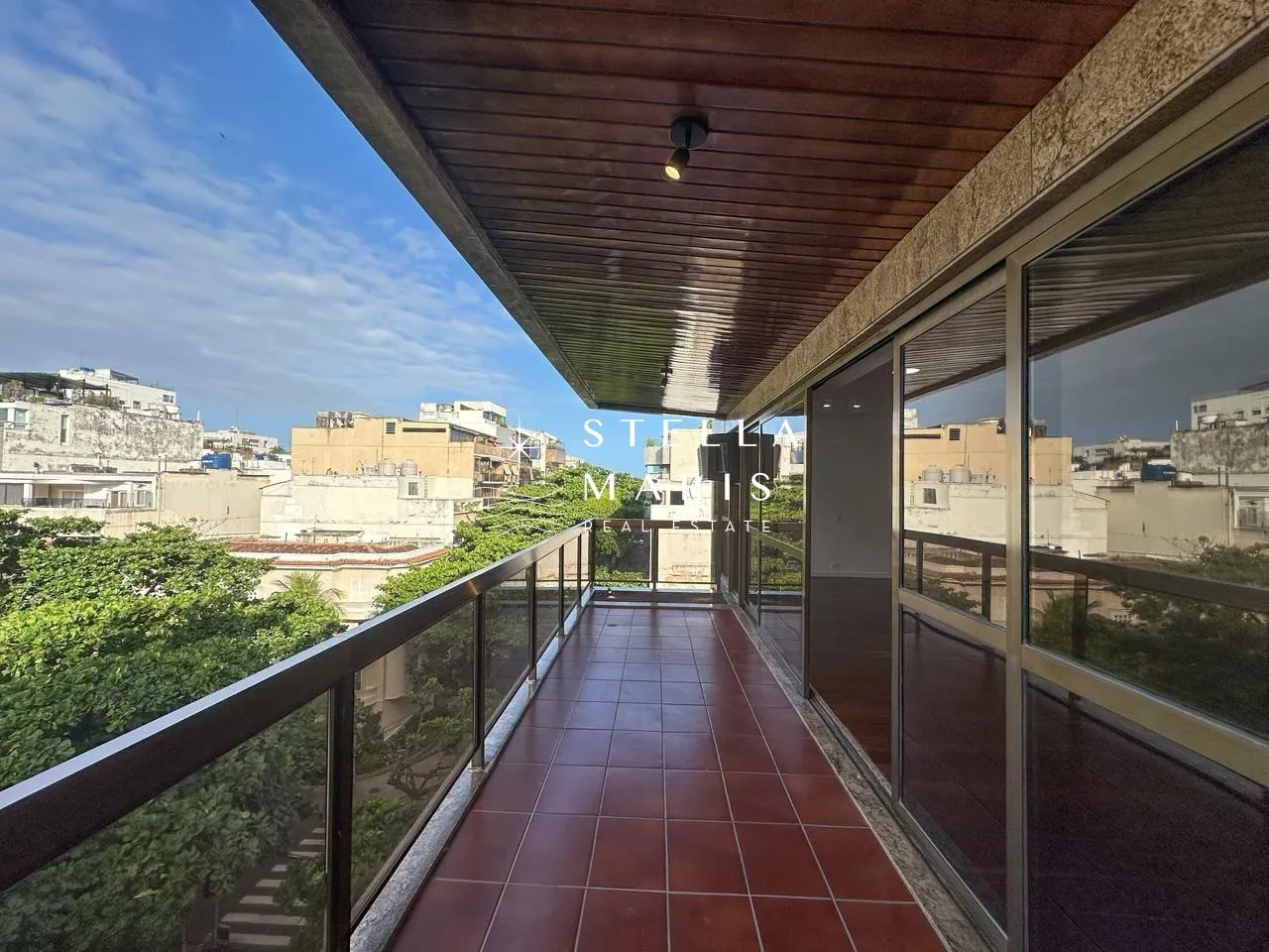 Apartment with 4 bedrooms, 4 bathrooms and a balcony — photo 16
