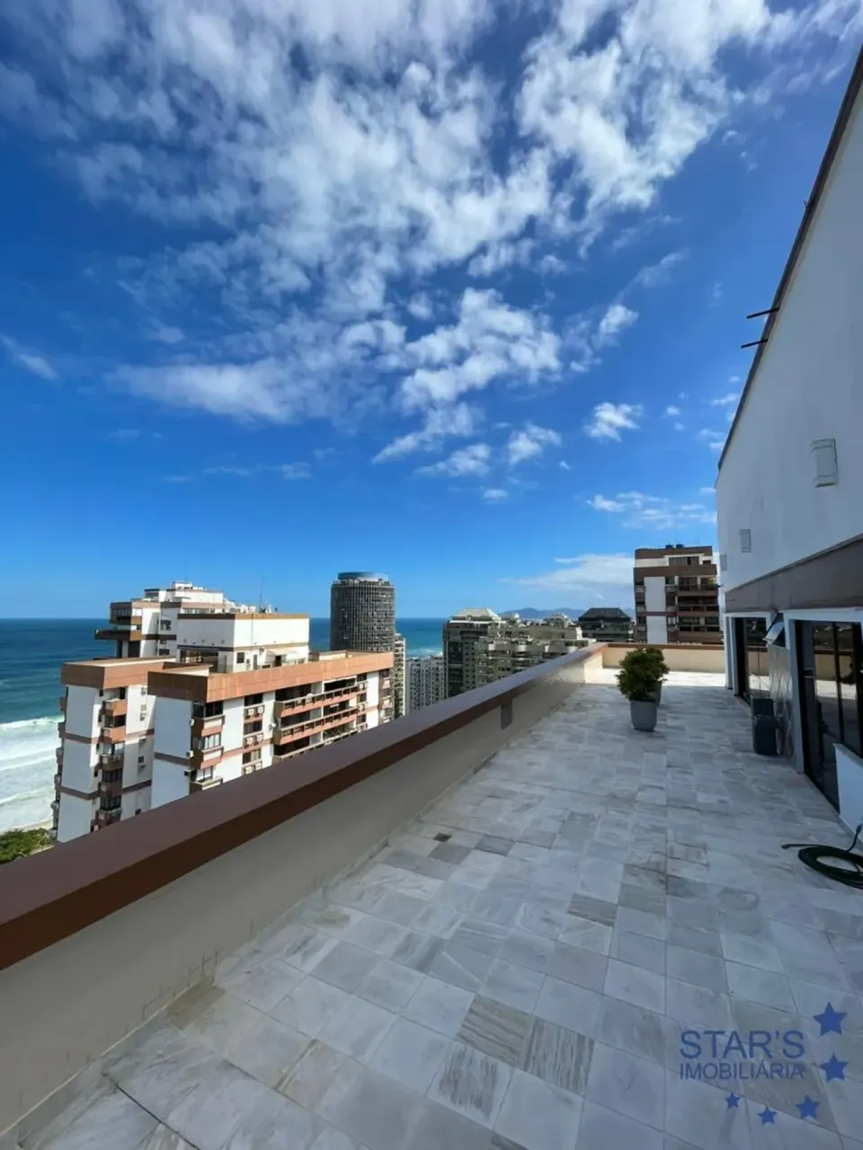 1-bedroom apartment with balcony and city-view outlook — photo 3