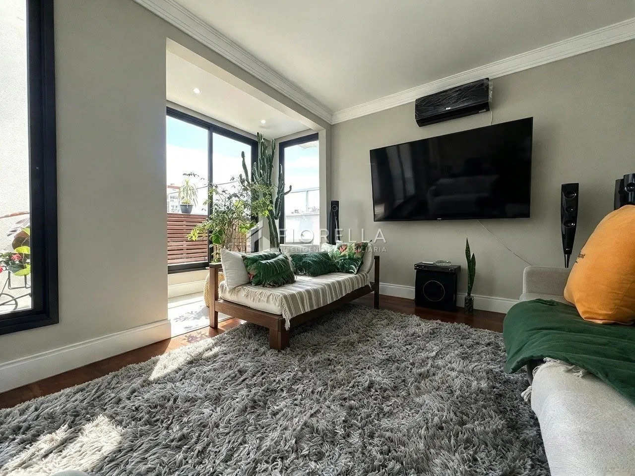 Furnished apartment, 184 m², with a glass-enclosed balcony — photo 9