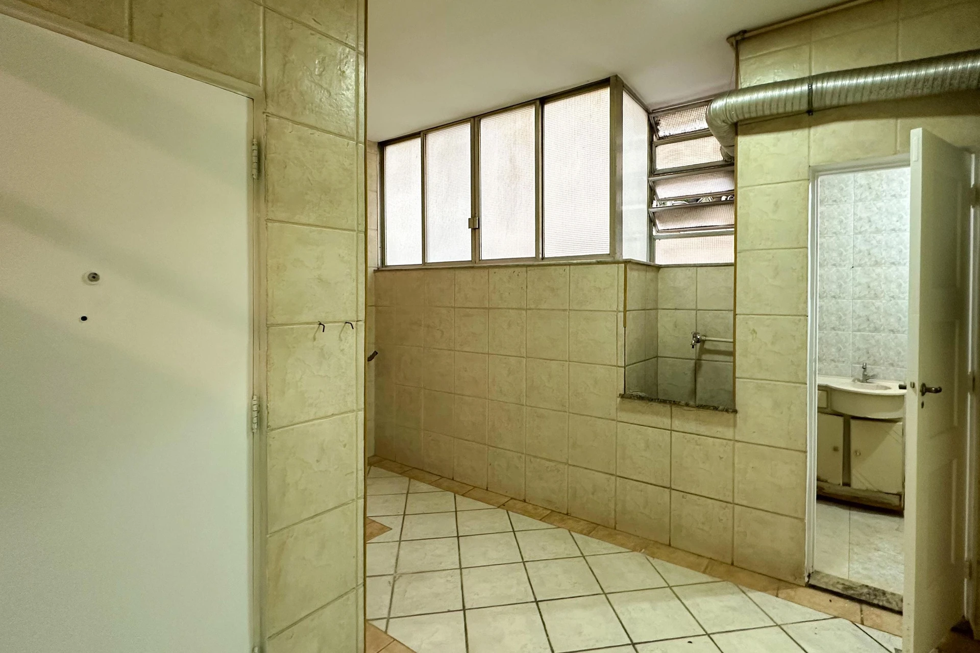 Unfurnished apartment with 3 bedrooms and 4 bathrooms — photo 36