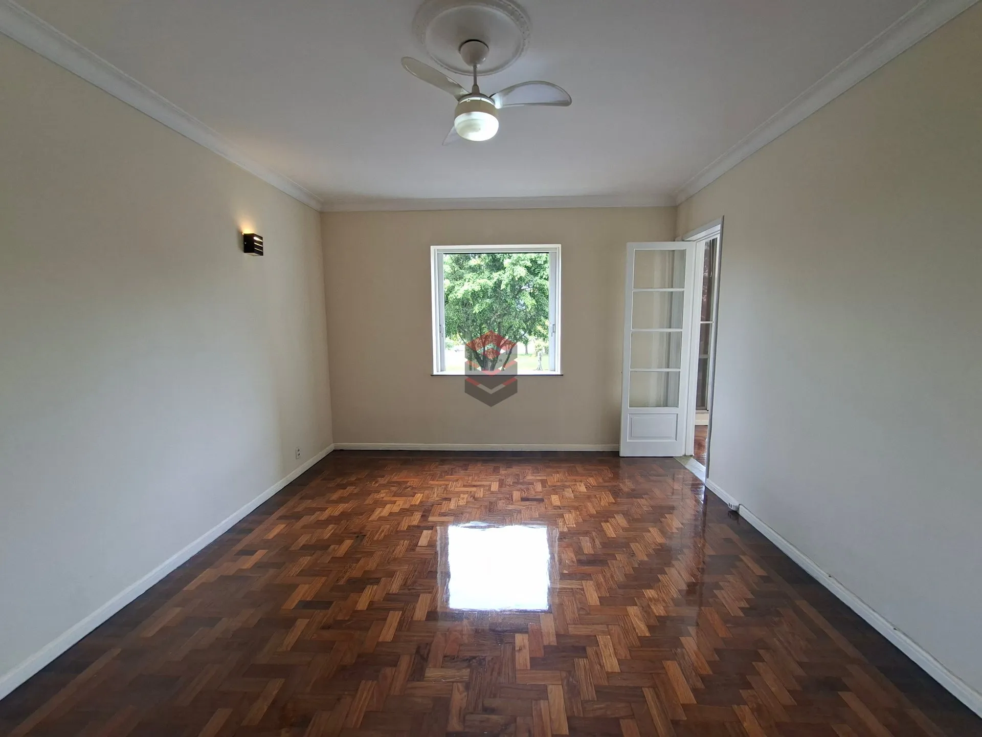 Apartment, 159 m², with wood or laminate floors — photo 5
