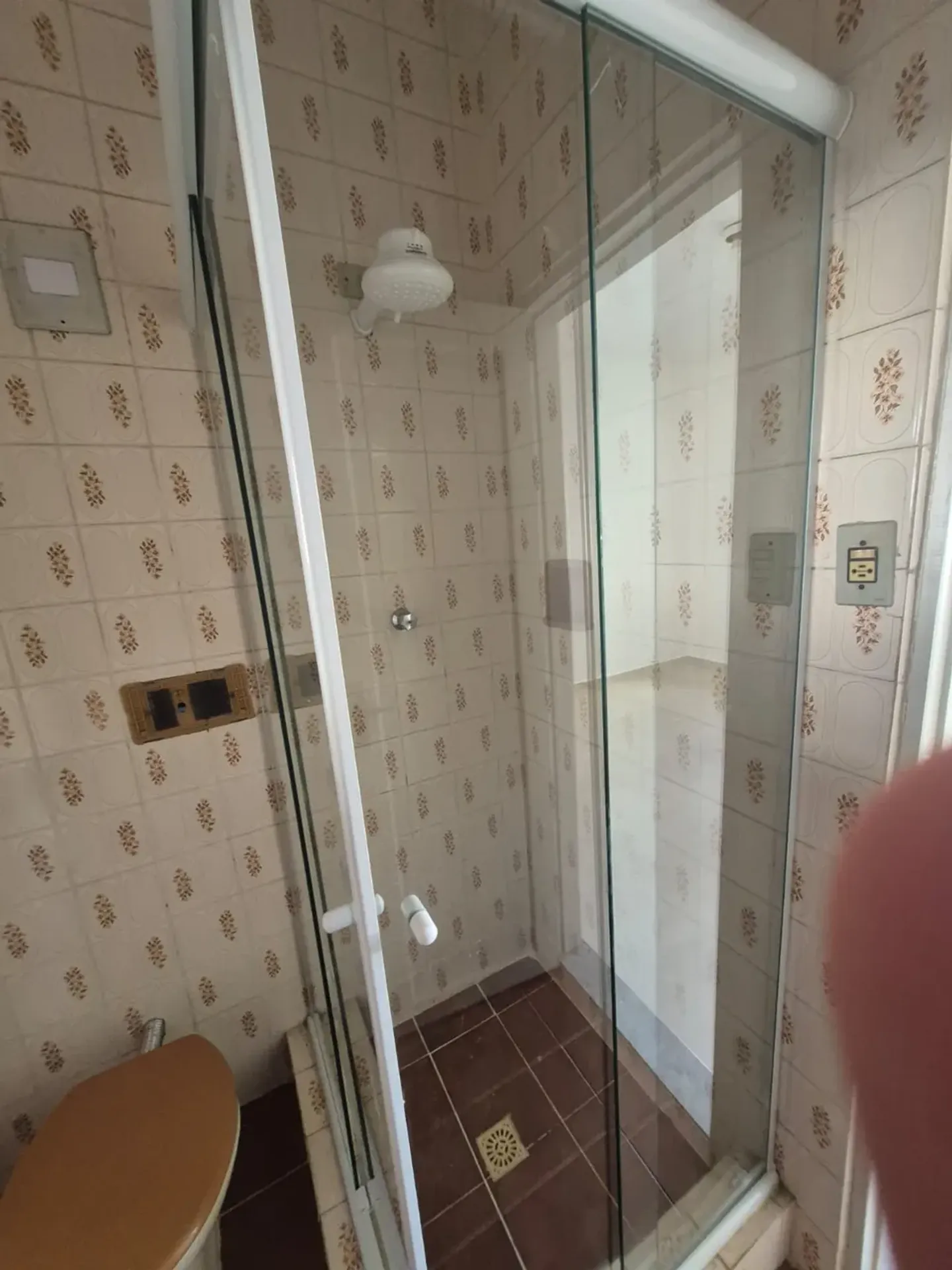 Apartamento sem mobília com cozinha planejada e tanque — photo 16