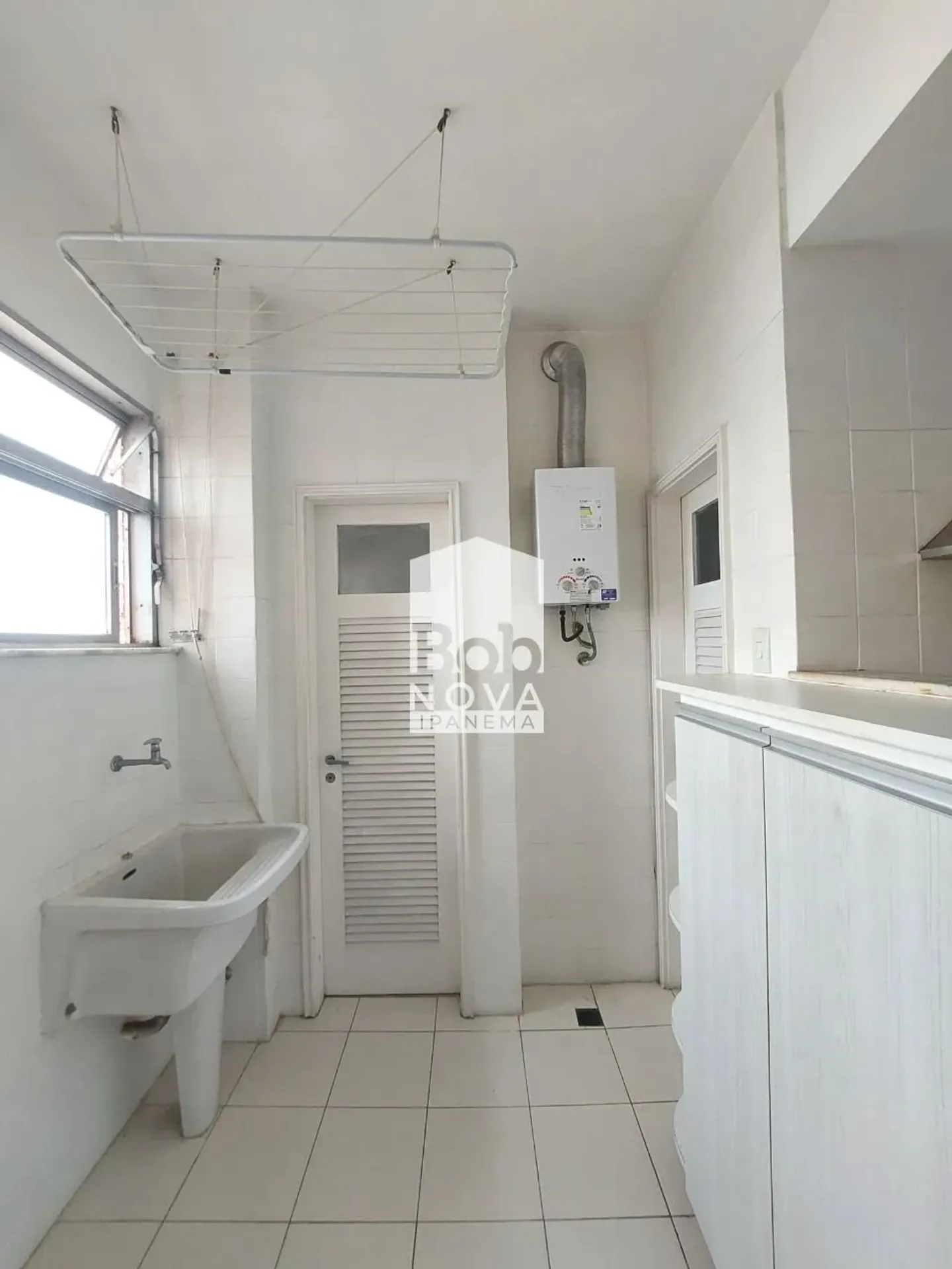 Unfurnished 161 m² apartment with a closed kitchen — photo 18