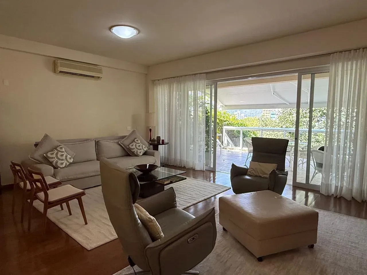 Furnished house with 4 bedrooms, 5 bathrooms and desk — photo 15