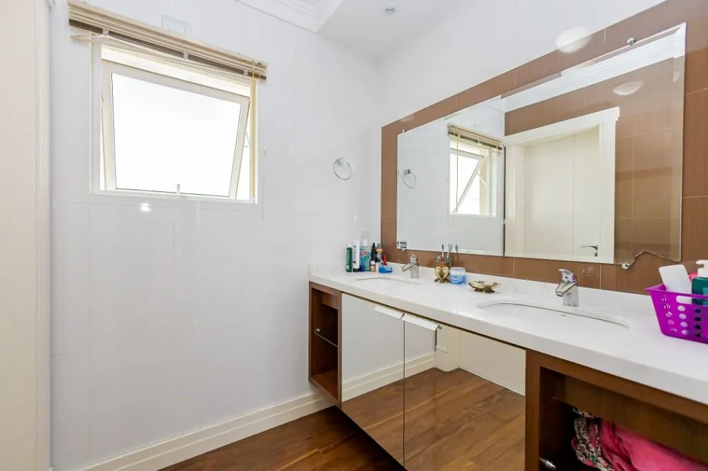 House with 4 en-suite bedrooms and private BBQ — photo 28