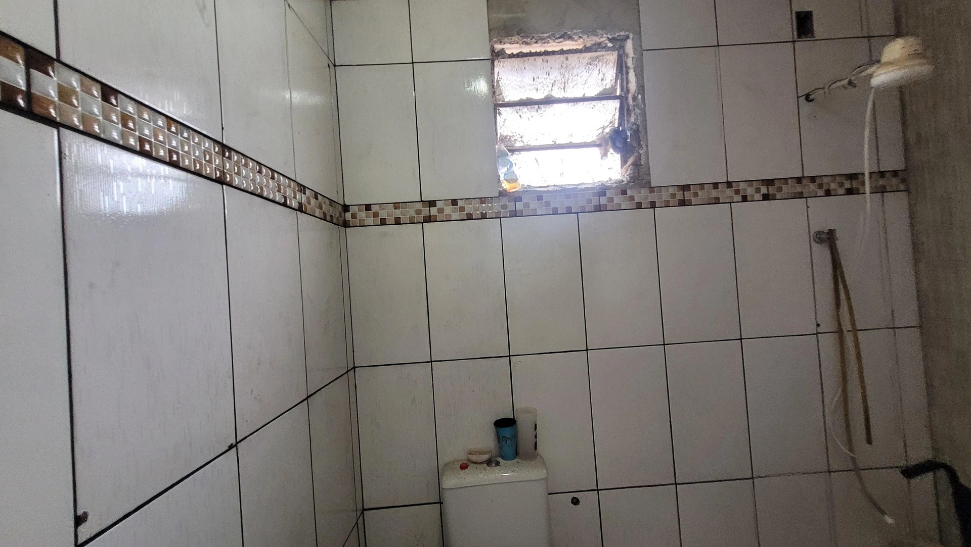 Casa não mobiliada com 2 quartos e 1 banheiro, precisa de reforma