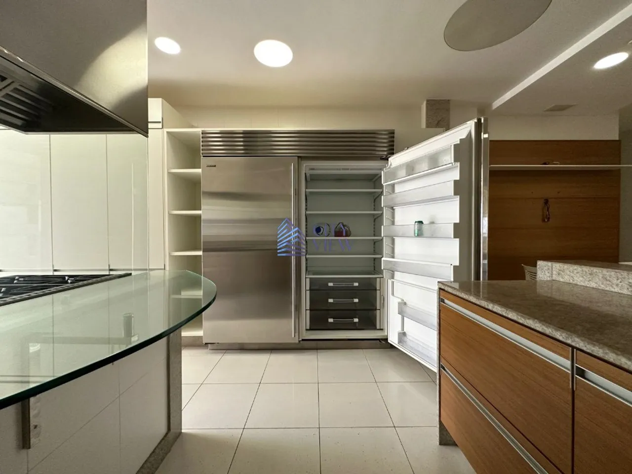 Furnished apartment with 4 bedrooms and 400 m² — photo 2