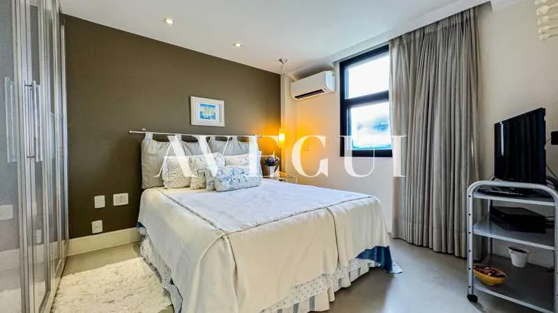 4-bedroom apartment in a building with a pool — photo 4